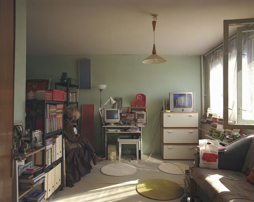 10-identical-apartments-10-different-lives-documented-by-romanian-artist-5__880